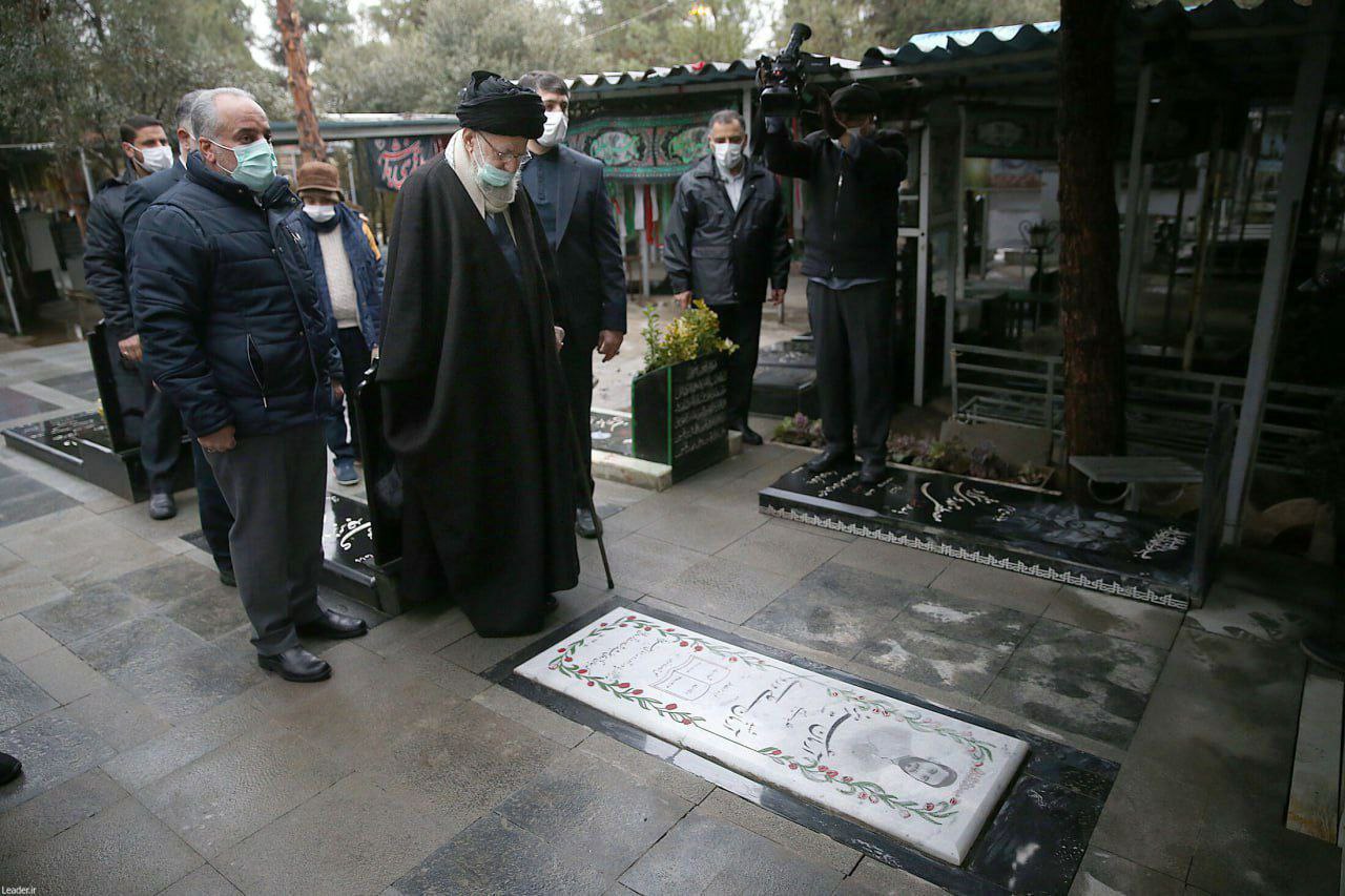 حضور رهبر معظم انقلاب بر مزار شهید «آرمان علیوردی» حضور رهبر معظم انقلاب بر مزار شهید «آرمان علیوردی»