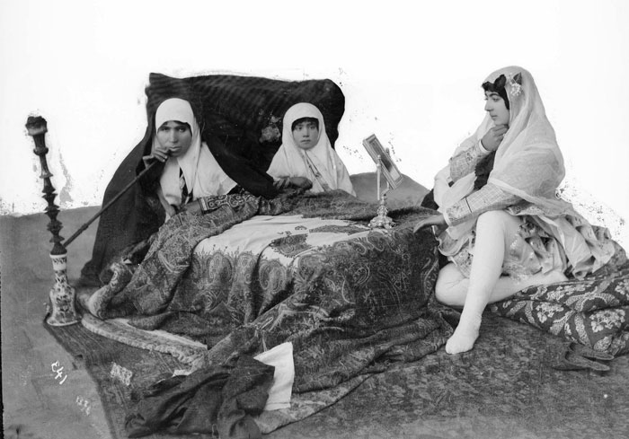مهمانی زنانه در دوره قاجار / از مدل لباسشان شوکه شوید! + عکس مهمانی زنانه در دوره قاجار / از مدل لباسشان شوکه شوید! + عکس