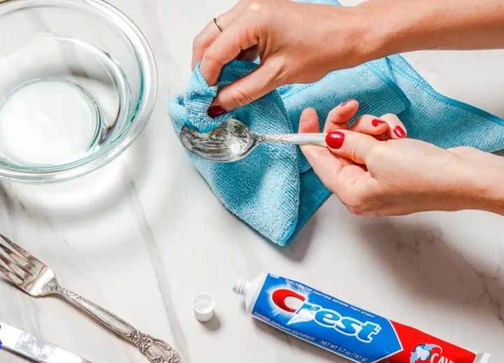 ترفندهای خانه داری؛ ظروف و زیورآلات نقره را مثل روز اول کنید ترفندهای خانه داری؛ ظروف و زیورآلات نقره را مثل روز اول کنید