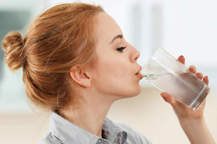 چرا نوشیدن آب برای سلامت روان خیلی مهمه؟ چرا نوشیدن آب برای سلامت روان خیلی مهمه؟
