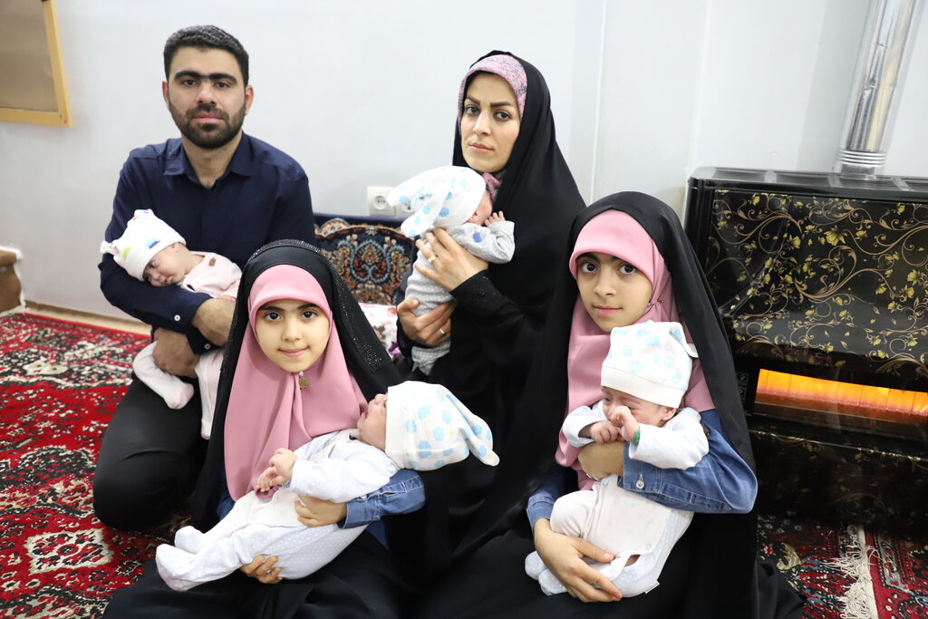 زندگی با ۶ بچه در خانه ۴۰ متری / مردی که می گوید شادترین پدر دنیاست زندگی با ۶ بچه در خانه ۴۰ متری / مردی که می گوید شادترین پدر دنیاست