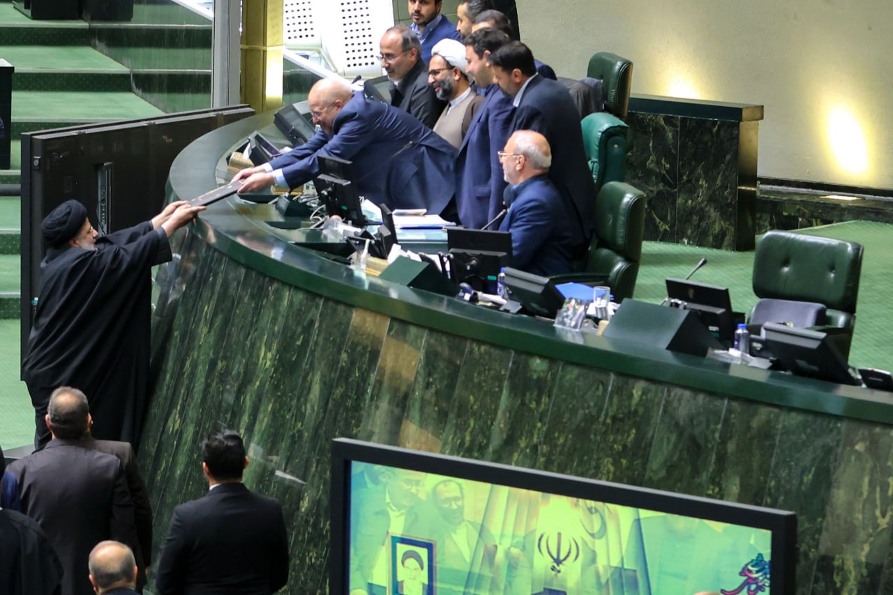 دولت سالانه فقط ۱۱۰۰ هزار میلیارد تومان حقوق می دهد دولت سالانه فقط ۱۱۰۰ هزار میلیارد تومان حقوق می دهد