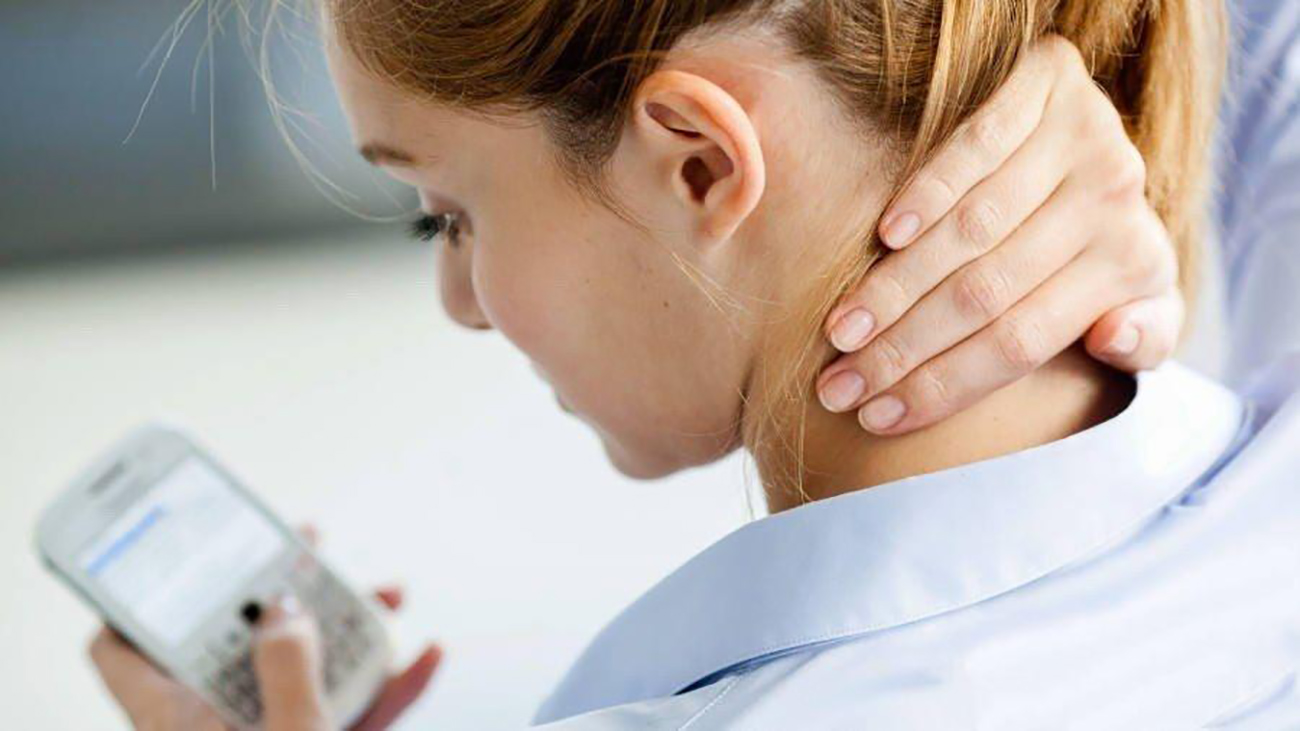 چرا نباید با گردن خم به موبایل و تبلت خیره شویم؟ چرا نباید با گردن خم به موبایل و تبلت خیره شویم؟