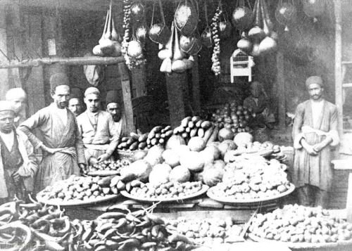 عکسی رنگی از یک میوه فروشی در همدان، ۹۶سال پیش عکسی رنگی از یک میوه فروشی در همدان، ۹۶سال پیش