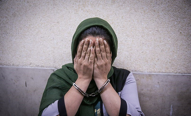 پنهان کردن ۱۲ میلیارد تومان طلا زیر فضولات حیوانی توسط زن نظافتچی پنهان کردن ۱۲ میلیارد تومان طلا زیر فضولات حیوانی توسط زن نظافتچی