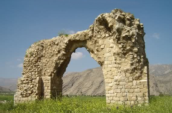 آتشکده ساسانی ۱۶۰۰ ساله پارکینگ خودرو شد! + عکس آتشکده ساسانی ۱۶۰۰ ساله پارکینگ خودرو شد! + عکس