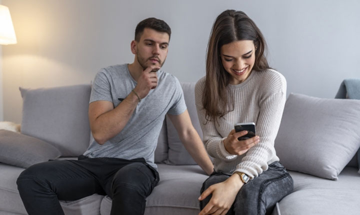 چک کردن گوشی همسر کار درستی است؟ چک کردن گوشی همسر کار درستی است؟