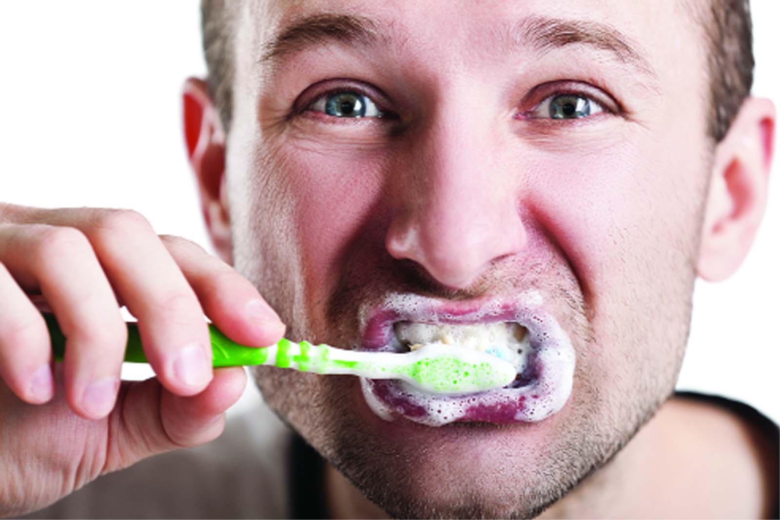 چرا نباید هنگام حمام کردن مسواک بزنیم؟ چرا نباید هنگام حمام کردن مسواک بزنیم؟
