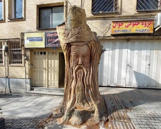 تبدیل چنار ۳۵۰ ساله به مجسمه مولانا تبدیل چنار ۳۵۰ ساله به مجسمه مولانا