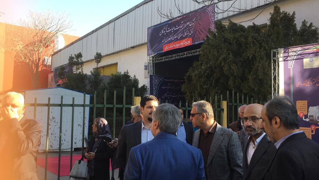 درب های محل برگزاری انتخابات اتاق بازرگانی هنوز باز نشده است درب های محل برگزاری انتخابات اتاق بازرگانی هنوز باز نشده است