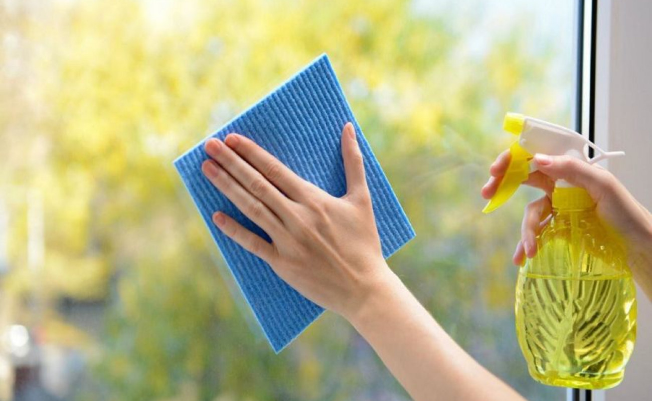 قسمت بیرونی پنجره ها را چگونه تمیز کنیم؟ قسمت بیرونی پنجره ها را چگونه تمیز کنیم؟