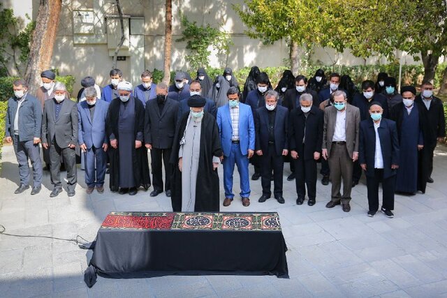 اقامه نماز رهبر معظم انقلاب بر پیکر همسر شهید آیتالله مطهری اقامه نماز رهبر معظم انقلاب بر پیکر همسر شهید آیتالله مطهری
