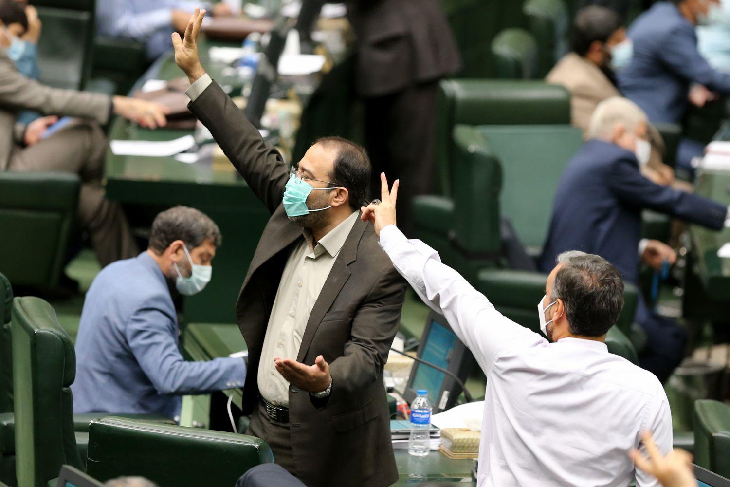 جنجال در مجلس برای تعیین سقف معافیت مالیاتی جنجال در مجلس برای تعیین سقف معافیت مالیاتی