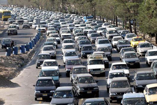ترافیک در این جاده ها سنگین است ترافیک در این جاده ها سنگین است