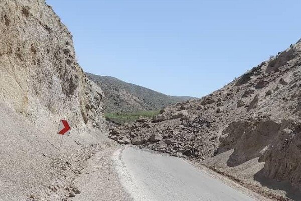 لحظه ریزش کوه در محور کوثر - خلخال + فیلم لحظه ریزش کوه در محور کوثر - خلخال + فیلم