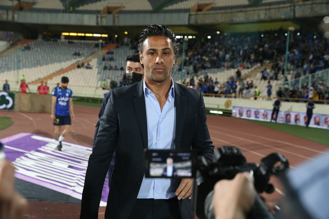 کله پا شدن فرهاد مجیدی در ورزشگاه‌ آزادی + عکس