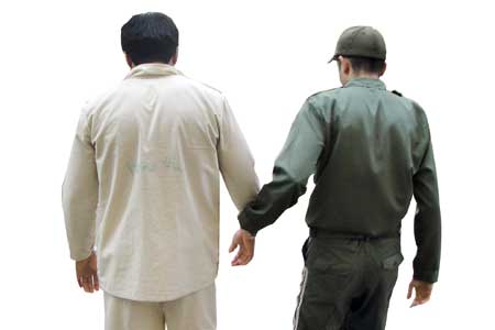 دختری که ۶ سال کنار قبر مادر بازی می کرد! دختری که ۶ سال کنار قبر مادر بازی می کرد!