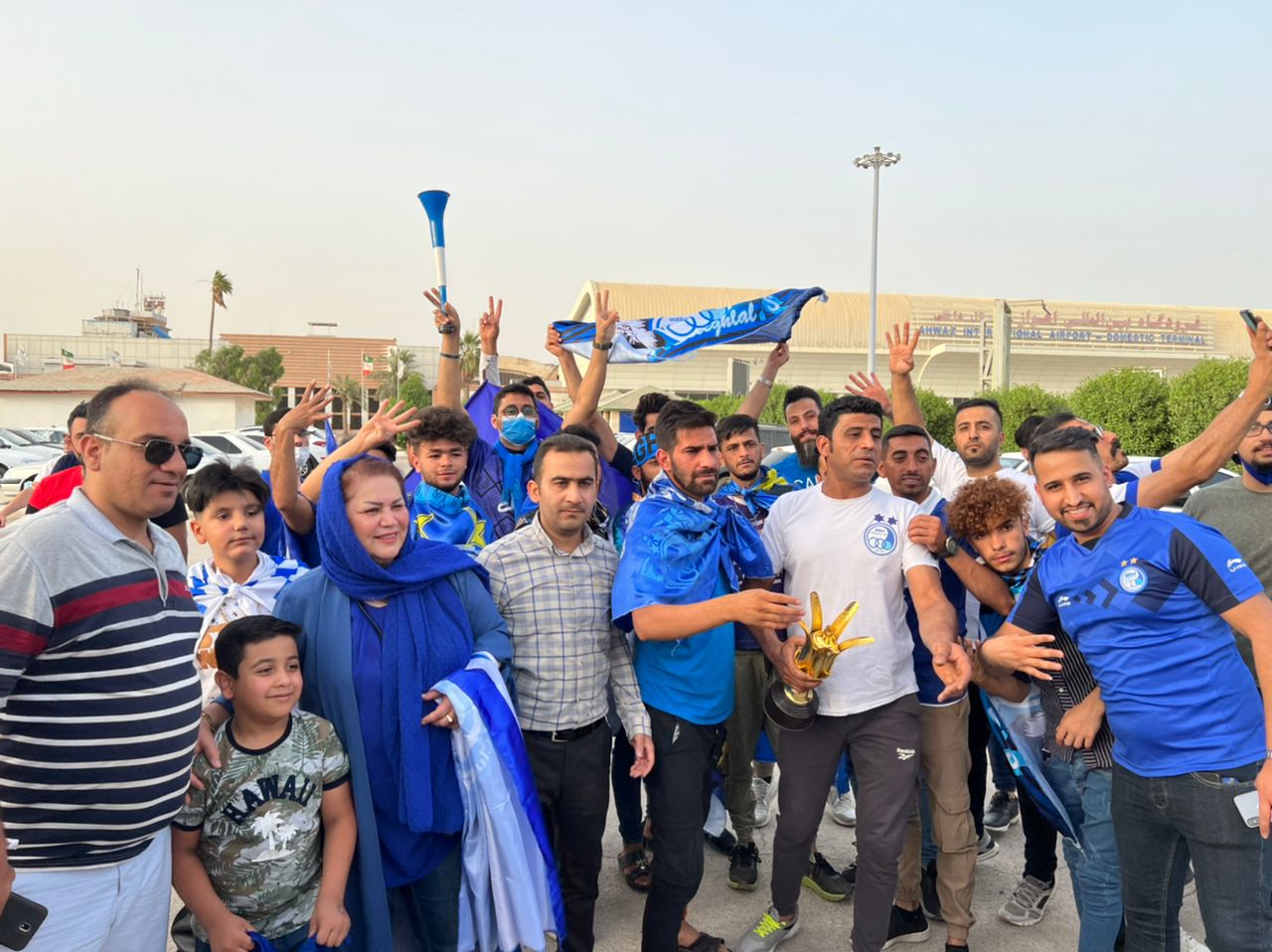 اتوبوس استقلالی ها در اهواز محاصره شد! + فیلم