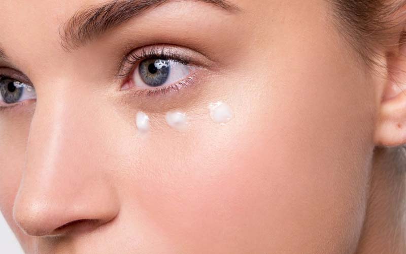 ۴ اشتباه رایج خانم ها در استفاده از کرم دورچشم