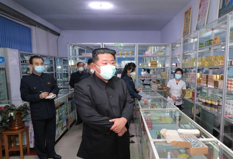 بازدید کیم جونگ اون از داروخانه ها + فیلم