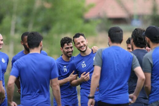یک زن مهمان ویژه فرهاد مجیدی و استقلالی ها در تمرین + عکس یک زن مهمان ویژه فرهاد مجیدی و استقلالی ها در تمرین + عکس