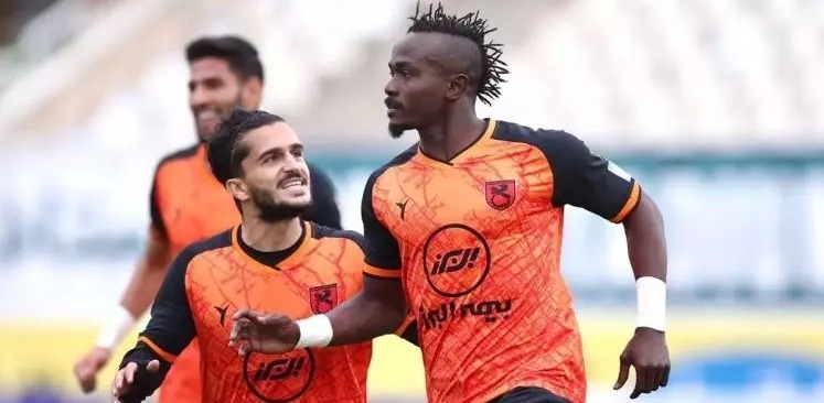 مورد عجیب منشا؛ وقتى اشتباهى با هم تیمى‌هایش درگیر مى شود!