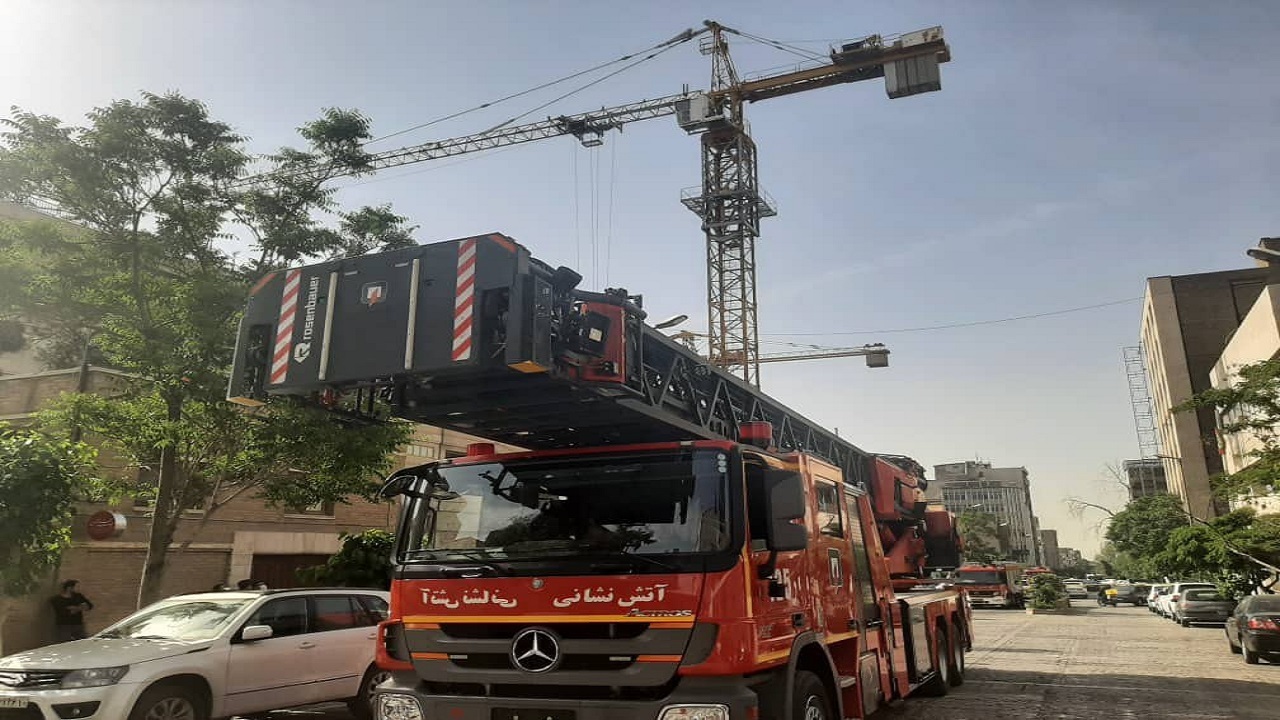 هشدار درباره احتمال سقوط یک دکل در خیابان انقلاب هشدار درباره احتمال سقوط یک دکل در خیابان انقلاب