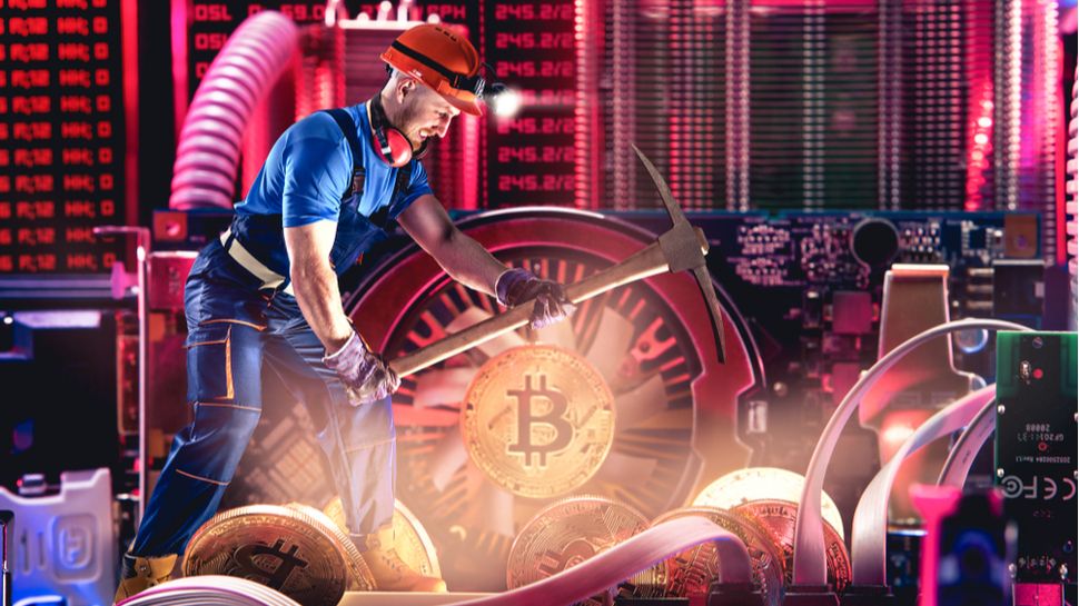 ماینینگ بیت کوین سودآورتر است یا ترید؟ ماینینگ بیت کوین سودآورتر است یا ترید؟