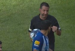 افشای مکالمه هوگو میگل؛ کنایه داور به مهدی طارمی افشای مکالمه هوگو میگل؛ کنایه داور به مهدی طارمی