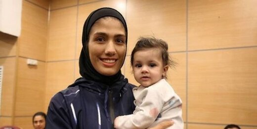 شیر دادن مادر به فرزندش وسط زمین فوتبال + عکس شیر دادن مادر به فرزندش وسط زمین فوتبال + عکس