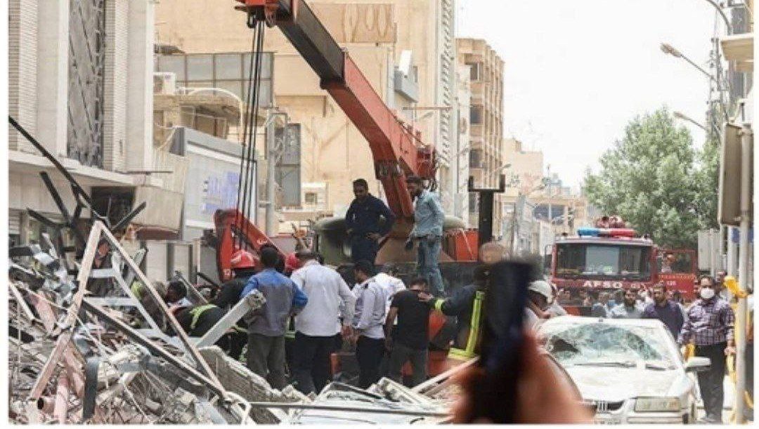 له شدن عجیب تیبا زیر آوار متروپل + عکس