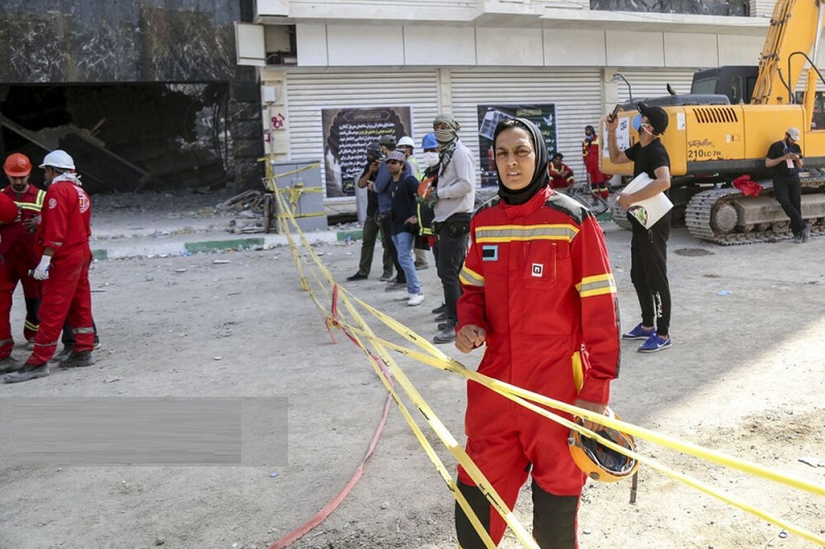 حضور زن ورزشکار با لباس آتش نشانی در متروپل + فیلم