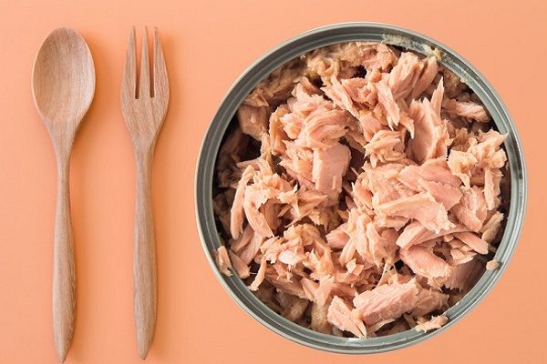 روش باز کردن درب تن ماهی با قاشق + فیلم