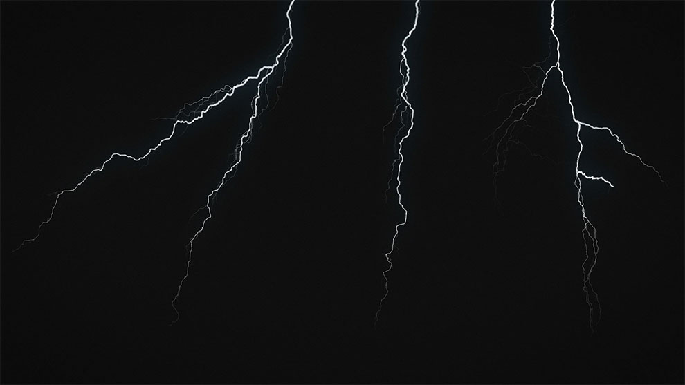 عکس شگفت انگیز از لحظه برخورد صاعقه با زمین!