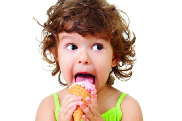 از چه سنی میتوان به کودک بستنی داد ؟ + عوارض از چه سنی میتوان به کودک بستنی داد ؟ + عوارض