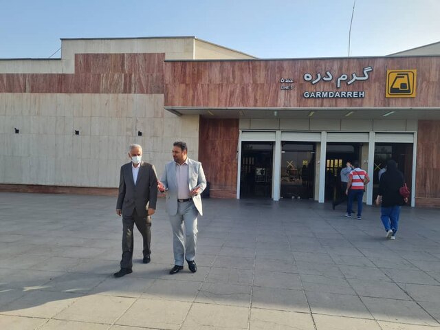 افرادی که می خواهند ایستگاه «گرمدره» پیاده شوند باید به «وردآورد» بروند افرادی که می خواهند ایستگاه «گرمدره» پیاده شوند باید به «وردآورد» بروند