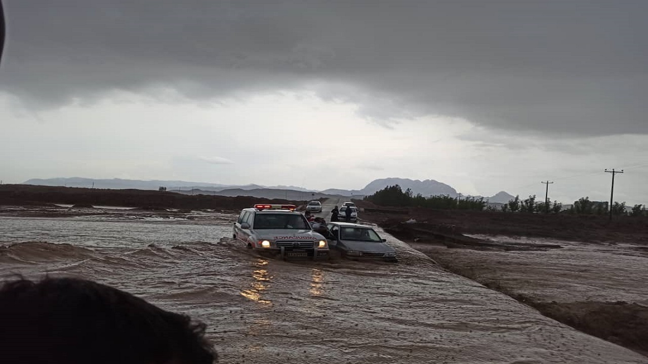 تصاویری وحشتناک از گیر کردن یک پراید در سیل خروشان تصاویری وحشتناک از گیر کردن یک پراید در سیل خروشان