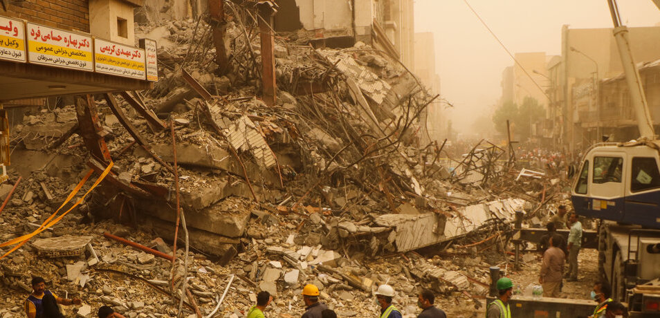 ریزش بخشی از سازه متروپل و مصدومیت ۳ امدادگر