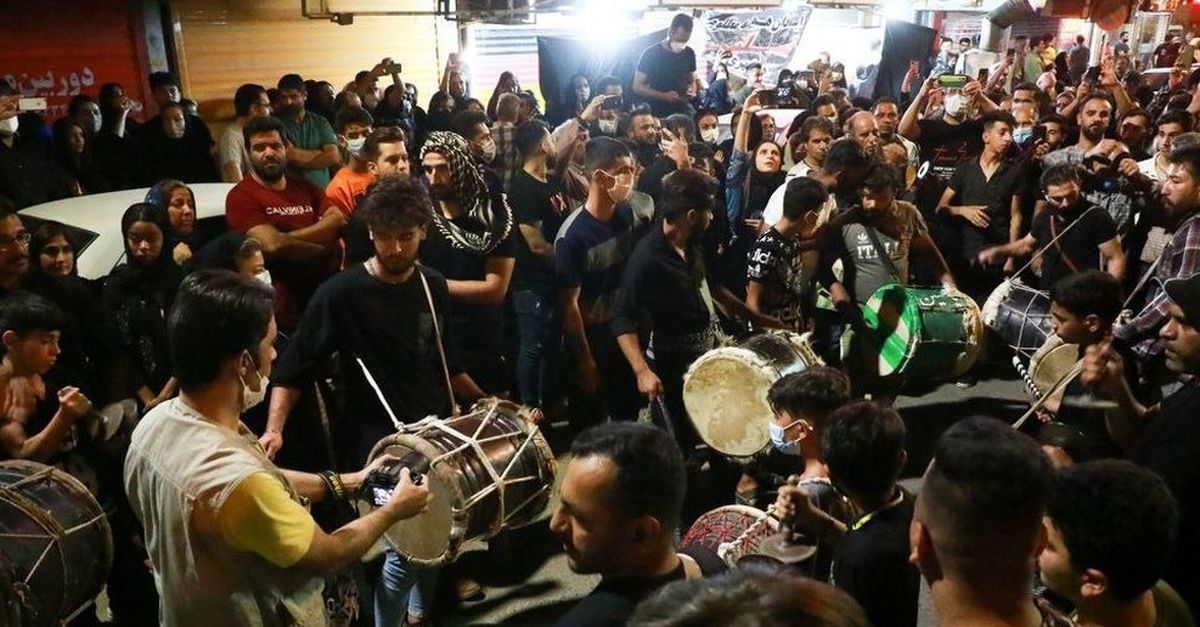 عزاداری مردم آبادان در نزدیکی حادثه متروپل + فیلم