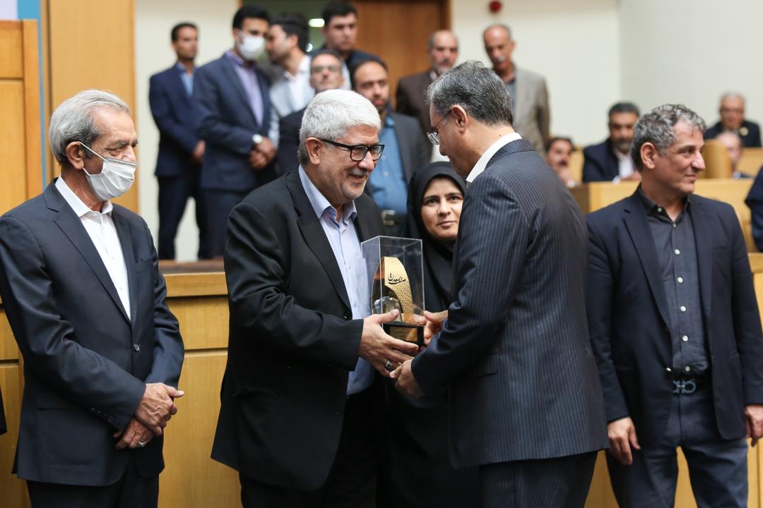 لوح و تندیس واحد منتخب تولیدی روز ملی صنعت و معدن به بهمن دیزل رسید لوح و تندیس واحد منتخب تولیدی روز ملی صنعت و معدن به بهمن دیزل رسید