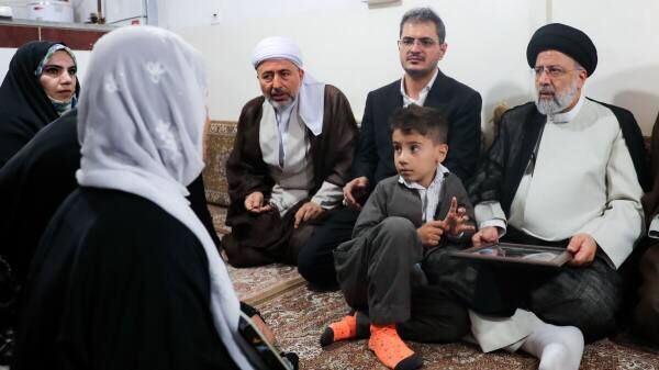 رییس جمهور نشستن پای درد دل مردم در سیاه چادرها و حضور در روستا را بر جلساتِ ادکلن زده ها و تکیه دادن بر صندلی های تشریفاتی ترجیح می دهد رییس جمهور نشستن پای درد دل مردم در سیاه چادرها و حضور در روستا را بر جلساتِ ادکلن زده ها و تکیه دادن بر صندلی های تشریفاتی ترجیح می دهد