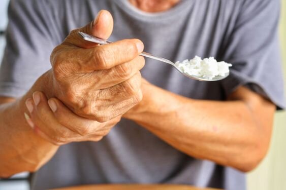 لرزش اندام های مختلف بدن خبر از چه می دهند؟ + علل لرزش اندام های مختلف بدن خبر از چه می دهند؟ + علل