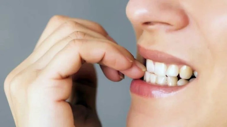 خطرات جویدن ناخن و ۳ روش برای ترک این عادت خطرات جویدن ناخن و ۳ روش برای ترک این عادت