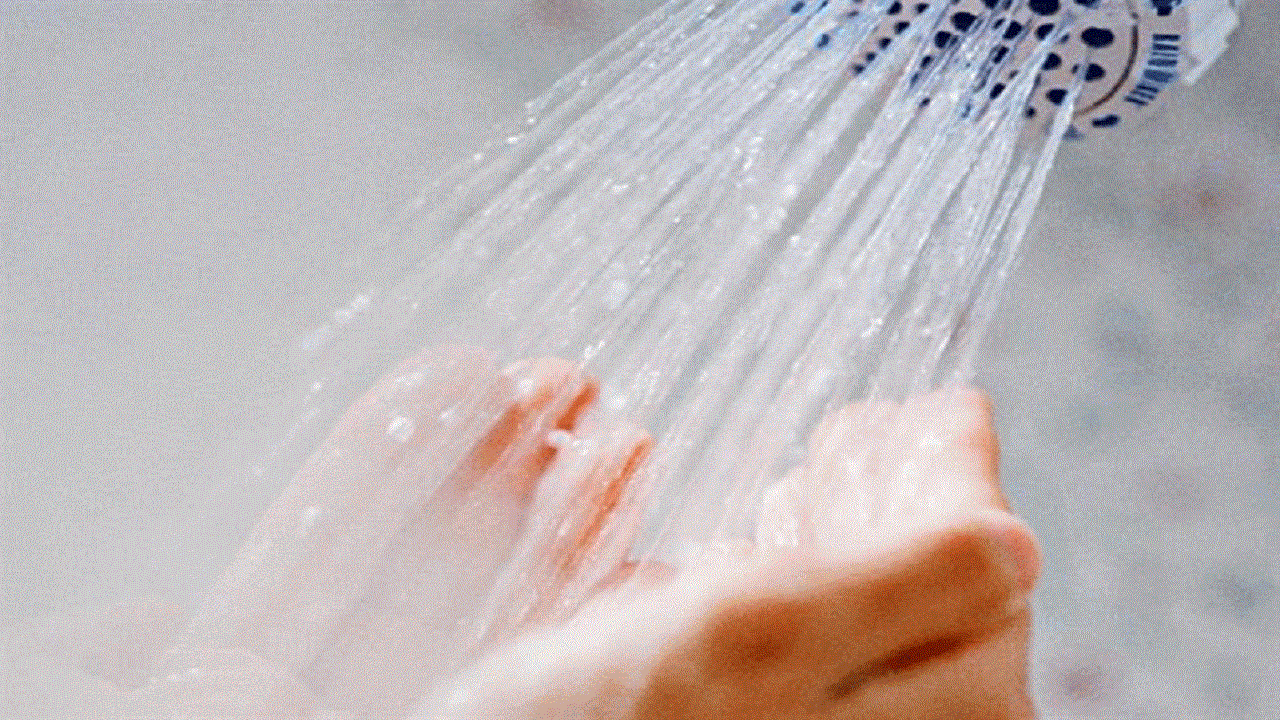 شستن صورت در حمام کار اشتباهیه؟ شستن صورت در حمام کار اشتباهیه؟