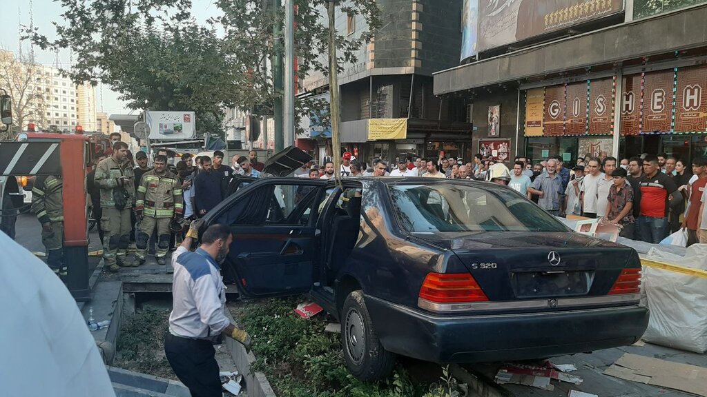 جزییاتی تازه از تصادف بنز تشریفات در خیابان ولیعصر جزییاتی تازه از تصادف بنز تشریفات در خیابان ولیعصر