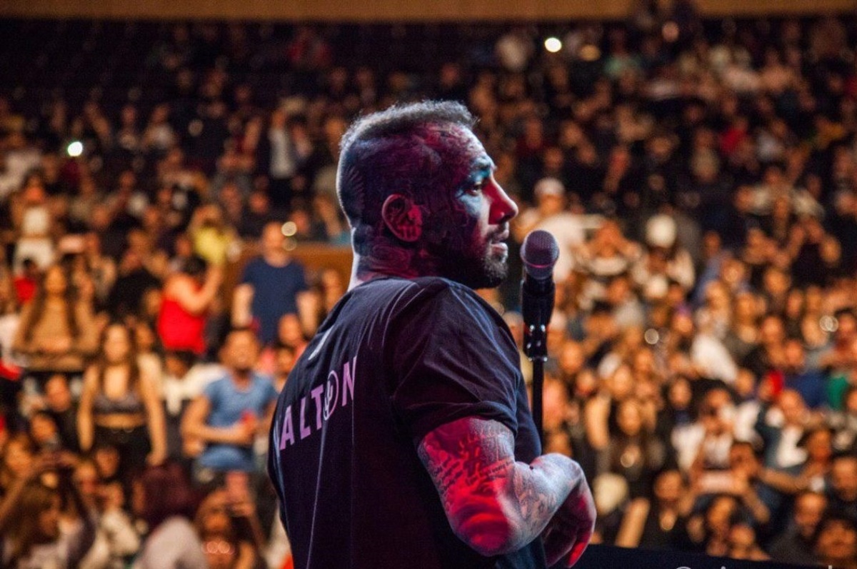 عکس عجیب پاسپورت ایرانی امیر تتلو!