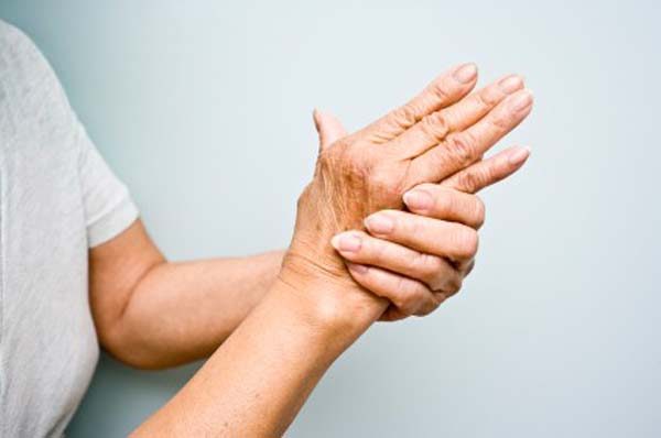 چه زمانی لرزش دست ها خطرناک است؟ چه زمانی لرزش دست ها خطرناک است؟