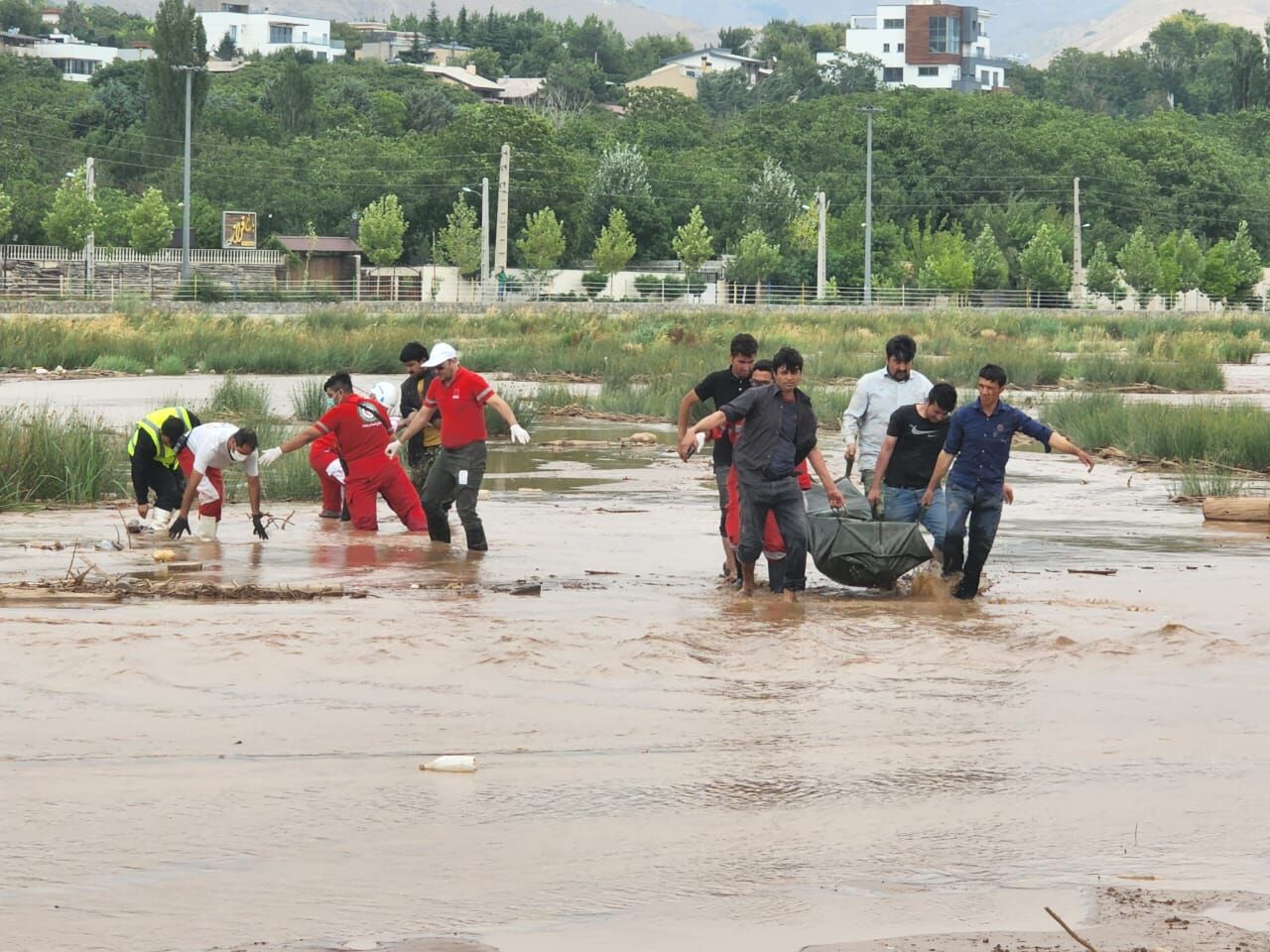 کشف پیکر جوان مفقود شده در سیلاب فشم کشف پیکر جوان مفقود شده در سیلاب فشم