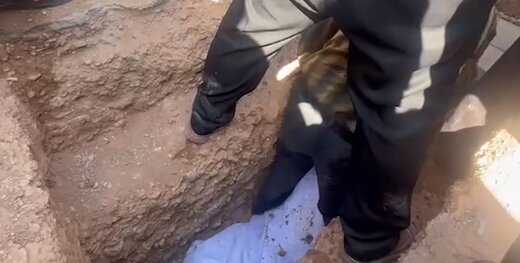 نبش قبر برادر عبدالباقی توسط خانواده قربانیان متروپل نبش قبر برادر عبدالباقی توسط خانواده قربانیان متروپل