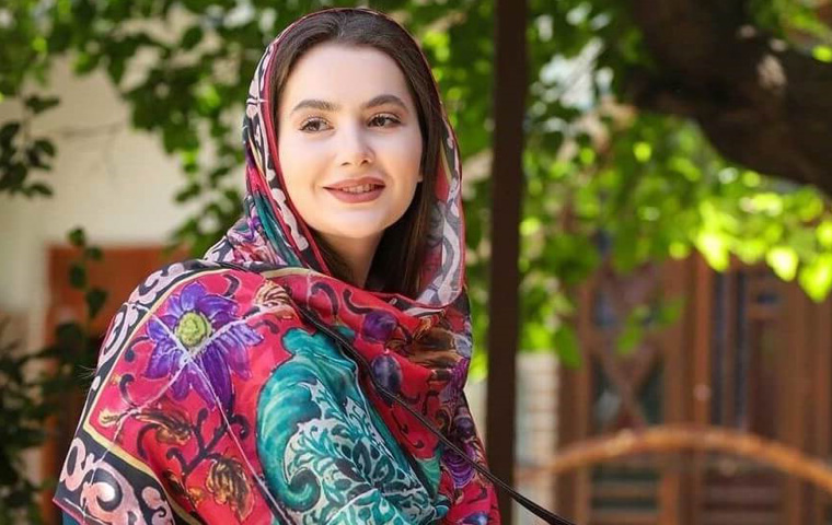 راهنمای انتخاب شال و روسری مناسب برای صورت گرد